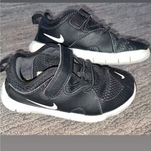 Nike Boys Size 10 C Flex Contact 3 Tennis Shoes Black White Sneakers GUC